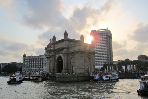 Gateway of India mit Taj im Hintergrund
